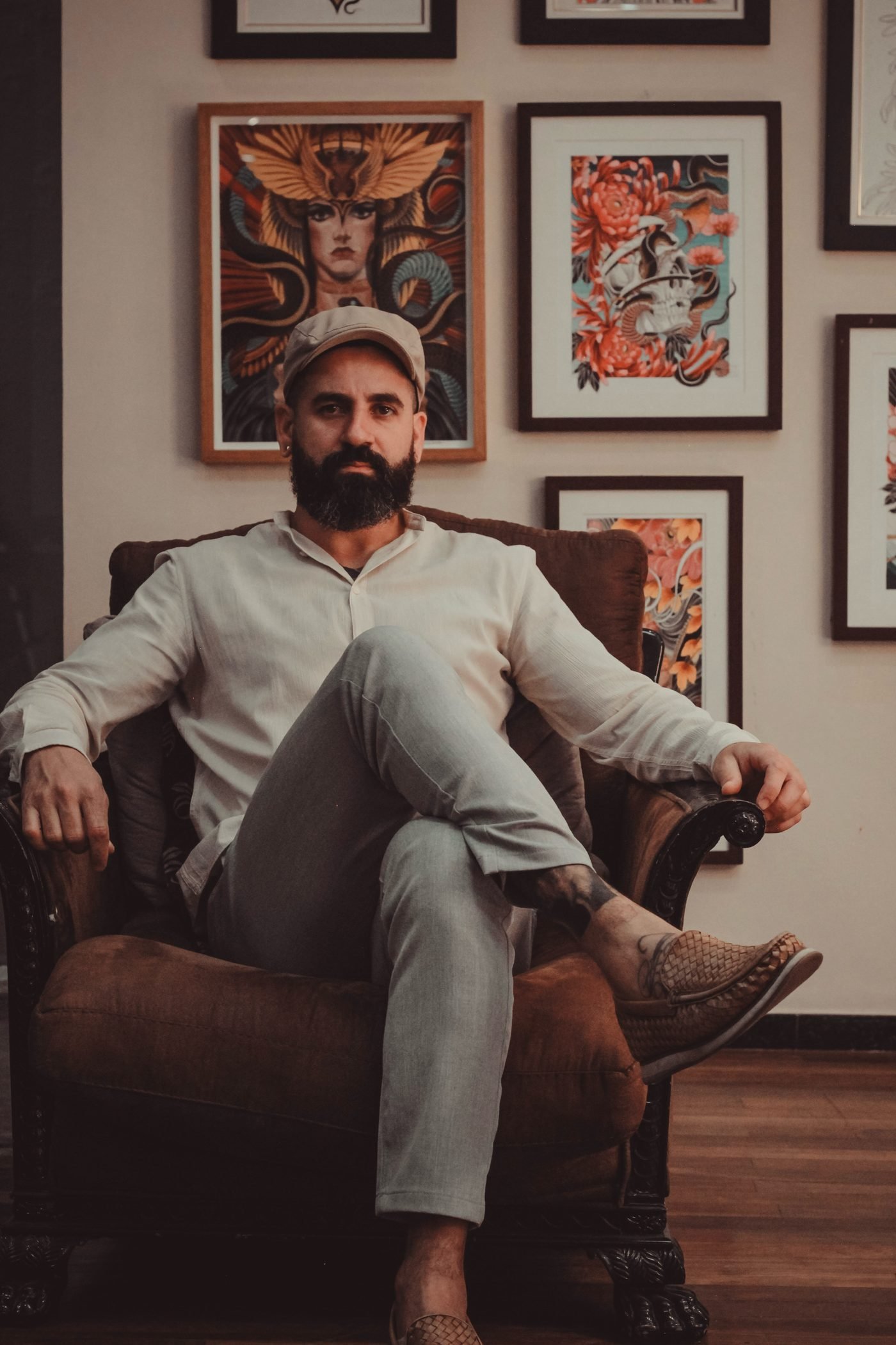 Denis Vazios no studio, cercado por suas obras