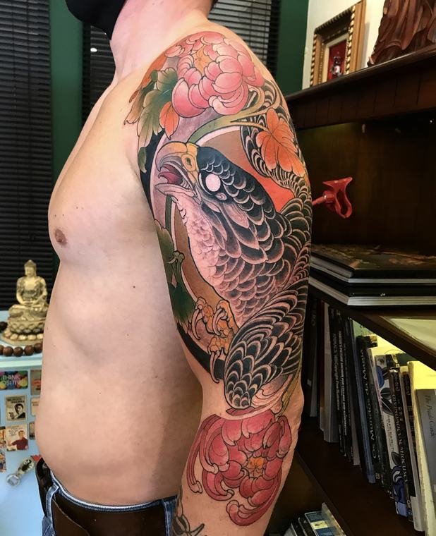 Serpente e peônias, tatuagem de Denis Vazios