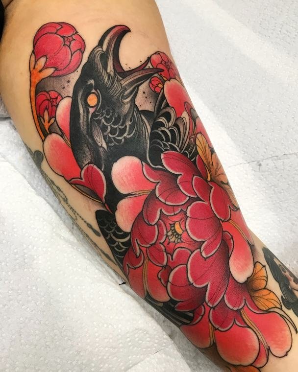 Corvo e peônias, tatuagem de Denis Vazios