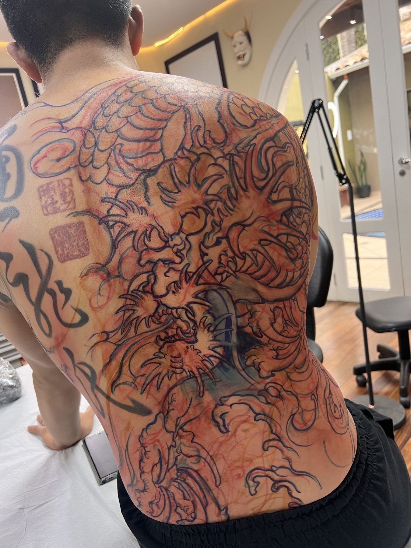 Denis Vazios desenhando à mão livre direto na pele