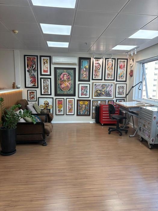 Vista geral do studio Vazios, com quadros e mobiliário