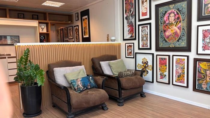 Poltronas e coleção de quadros no studio